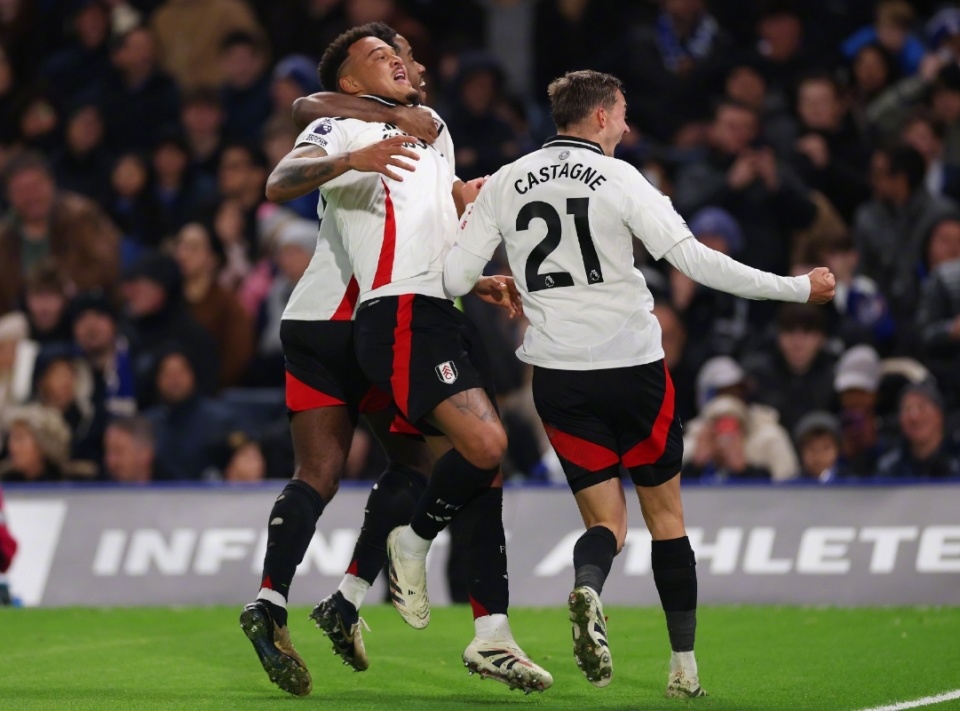 湖人新赛季连胜三场，团队配合显著提升