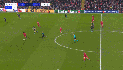 替补球员关键铲断破坏对手攻势